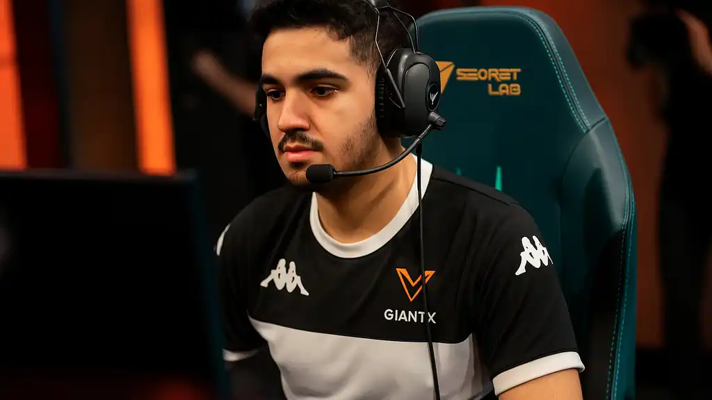 Isma Boualem jungler franco-belge de GIANTX concentré en match League of Legends LEC 2025