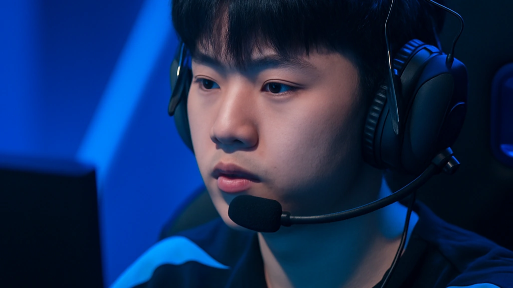 Knight (Zhuo Ding), mid laner BLG — portrait en match, éclairage bleu, article récap équipe actuelle, stats 2025 et titres LPL.
