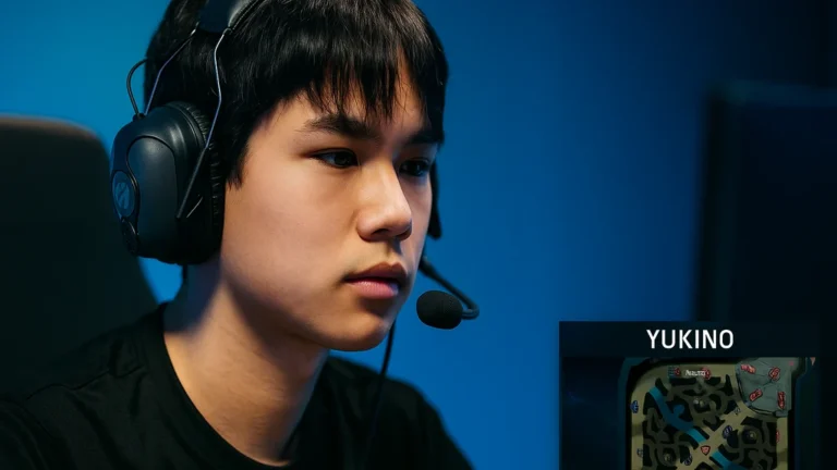 Portrait e-sportif de Yukino, jungler de Karmine Corp Blue sur League of Legends, concentré en pleine partie sous un éclairage bleu typique de la scène compétitive