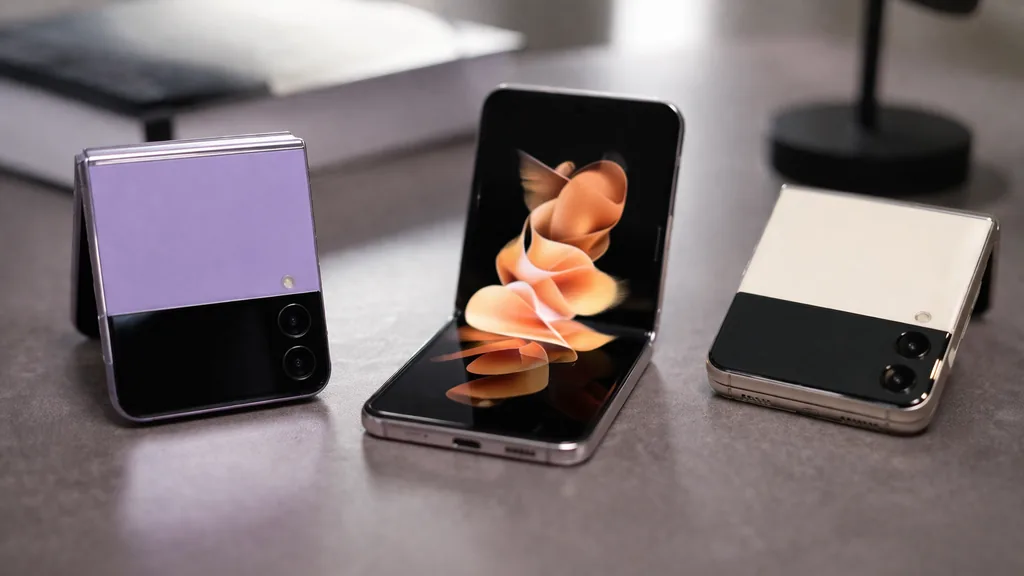 smartphones compacts modernes posés sur une table dans un intérieur élégant avec un modèle pliable ouvert et deux modèles fermés