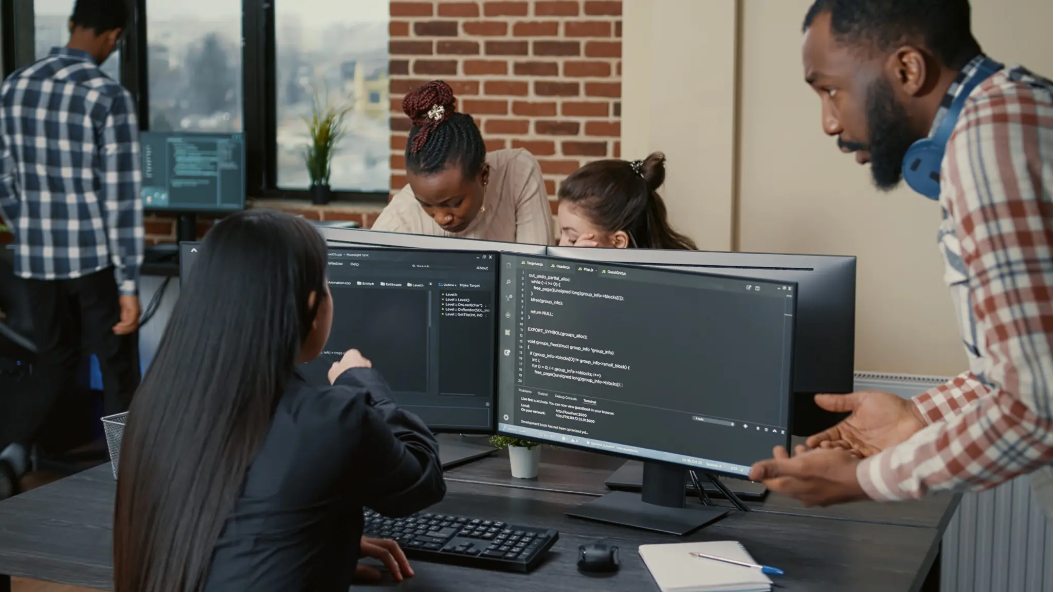 Équipe d’experts en cybersécurité analysant une attaque informatique en entreprise.